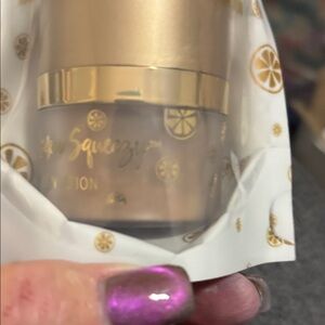 Squeeze Radiant Gold Foundation